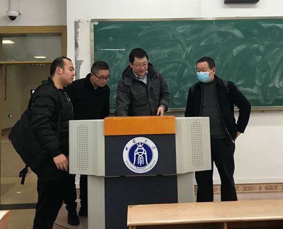 clip_image002.jpg 说明: 领导现场督导工程实施